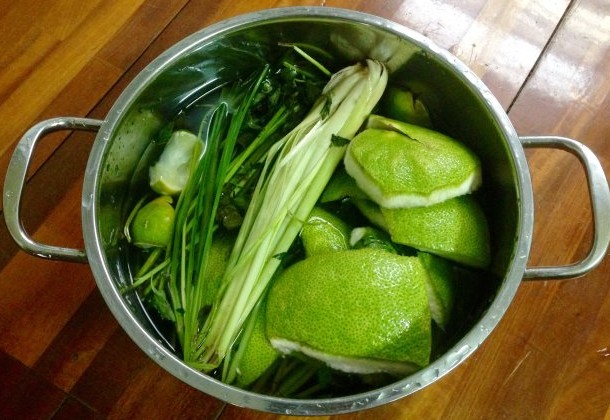 Chăm sóc tóc bằng nước đun vỏ bưởi kết hợp sả, bồ kết Chăm sóc tóc bằng nước đun vỏ bưởi kết hợp sả, bồ kết