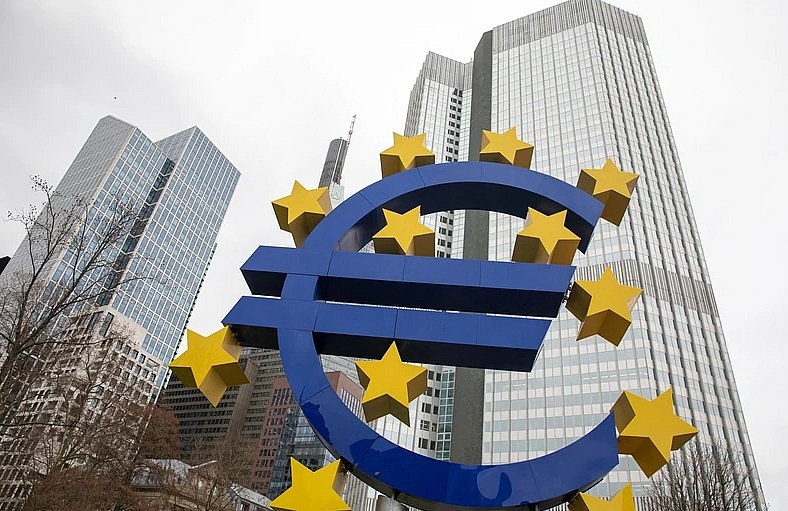 Biểu tượng đồng euro ở phía trước trụ sở Ngân hàng trung ương châu Âu ở Frankfurt, Đức. (Ảnh: AFP/TTXVN) Biểu tượng đồng euro ở phía trước trụ sở Ngân hàng trung ương châu Âu ở Frankfurt, Đức. (Ảnh: AFP/TTXVN)