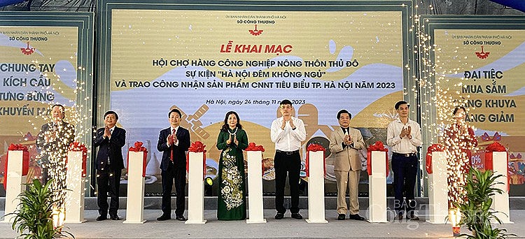 Các đại biểu cắt băng khai mạc Hội chợ Các đại biểu cắt băng khai mạc Hội chợ