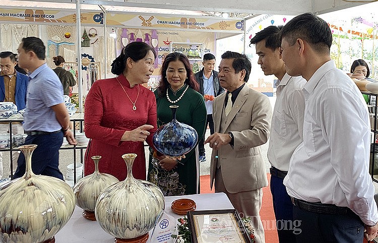 Các đại biểu tham quan gian hàng Các đại biểu tham quan gian hàng