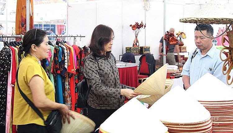 Người tiêu dùng Thủ đô tham quan gian hàng tại Hội chợ Người tiêu dùng Thủ đô tham quan gian hàng tại Hội chợ