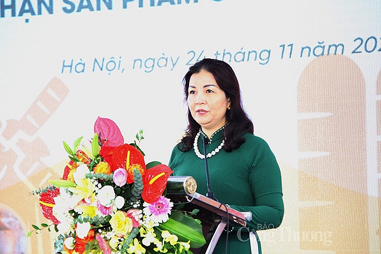 Bà Trần Thị Phương Lan - Quyền giám đốc Sở Công Thương Hà Nội phát biểu tại lễ khai mạc Bà Trần Thị Phương Lan - Quyền giám đốc Sở Công Thương Hà Nội phát biểu tại lễ khai mạc