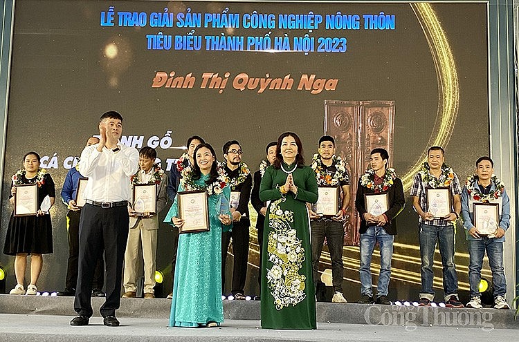 Lễ trao tặng chứng nhận sản phẩm công nghiệp nông thôn tiêu biểu cấp Thành phố năm 2023 Lễ trao tặng chứng nhận sản phẩm công nghiệp nông thôn tiêu biểu cấp Thành phố năm 2023