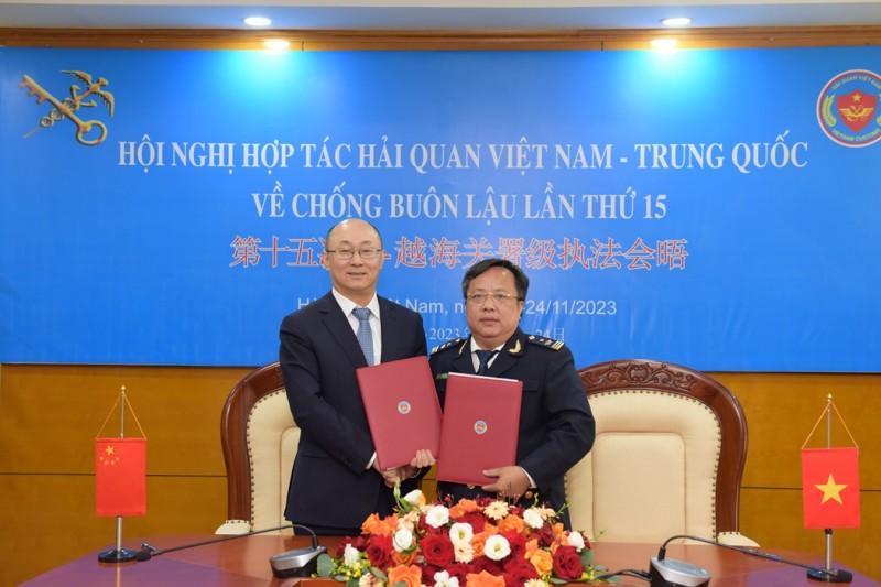 Phó Cục trưởng Cục Điều tra chống buôn lậu (Tổng cục Hải quan Việt Nam) Vũ Quang Toàn và Phó cục trưởng Cục Chống buôn lậu (Tổng cục Hải quan Trung Quốc) Vương Hòa trao đổi biên bản Hội nghị sau khi được ký kết Phó Cục trưởng Cục Điều tra chống buôn lậu (Tổng cục Hải quan Việt Nam) Vũ Quang Toàn và Phó cục trưởng Cục Chống buôn lậu (Tổng cục Hải quan Trung Quốc) Vương Hòa trao đổi biên bản Hội nghị sau khi được ký kết
