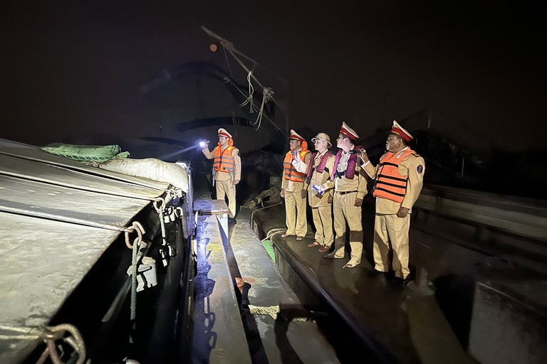 Bắt giữ 2 tàu "cát tặc" trong đêm