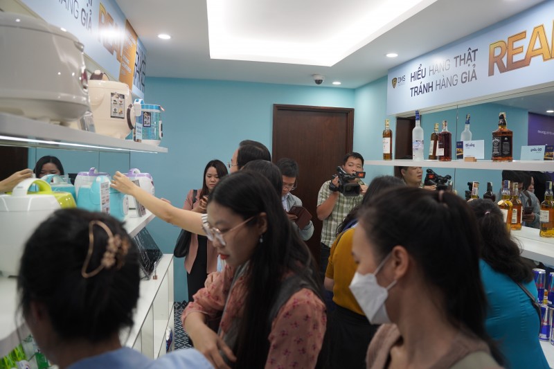 Phóng sự ảnh: Tổng cục Quản lý thị trường mở cửa Phòng trưng bày chủ đề “Hiểu hàng thật-tránh hàng giả"