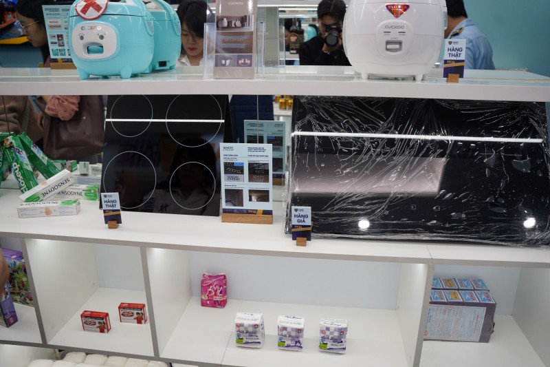 Phóng sự ảnh: Tổng cục Quản lý thị trường mở cửa Phòng trưng bày chủ đề “Hiểu hàng thật tránh hàng giả"