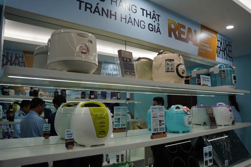 Phóng sự ảnh: Tổng cục Quản lý thị trường mở cửa Phòng trưng bày chủ đề “Hiểu hàng thật tránh hàng giả"