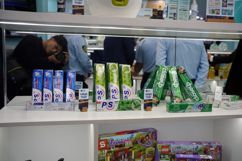 Phóng sự ảnh: Tổng cục Quản lý thị trường mở cửa Phòng trưng bày chủ đề “Hiểu hàng thật tránh hàng giả"