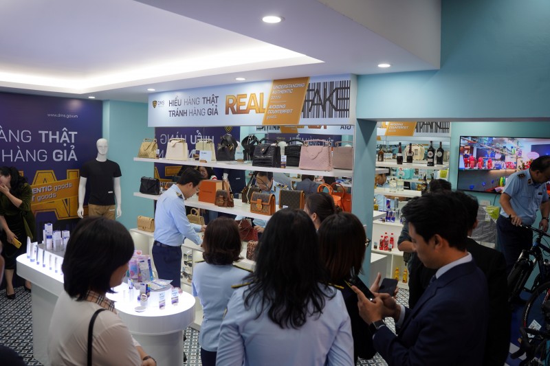 Phóng sự ảnh: Tổng cục Quản lý thị trường mở cửa Phòng trưng bày chủ đề “Hiểu hàng thật-tránh hàng giả"