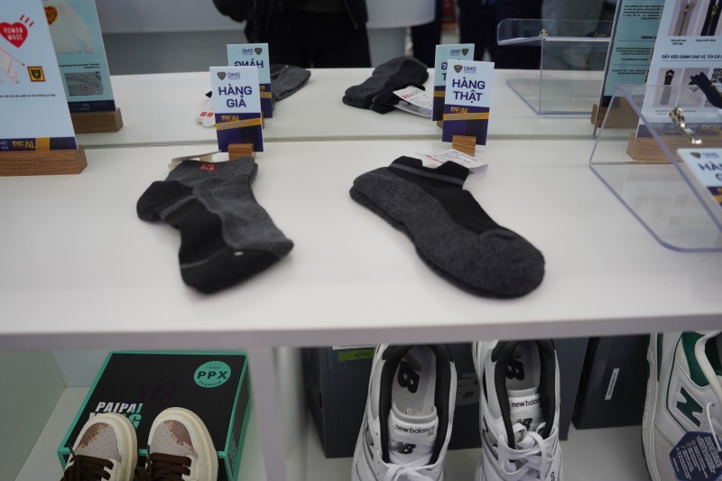 Phóng sự ảnh: Tổng cục Quản lý thị trường mở cửa Phòng trưng bày chủ đề “Hiểu hàng thật tránh hàng giả"