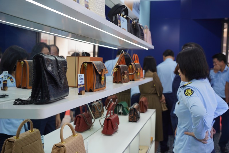 Phóng sự ảnh: Tổng cục Quản lý thị trường mở cửa Phòng trưng bày chủ đề “Hiểu hàng thật tránh hàng giả"