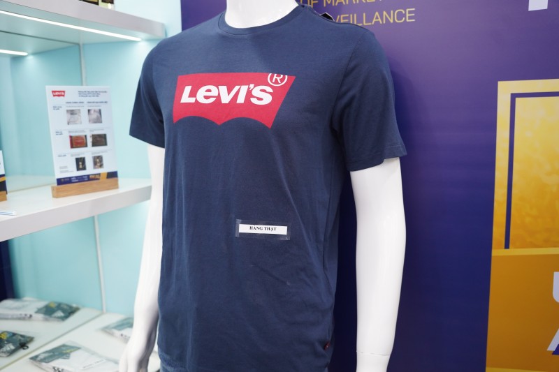 Phóng sự ảnh: Tổng cục Quản lý thị trường mở cửa Phòng trưng bày chủ đề “Hiểu hàng thật tránh hàng giả"