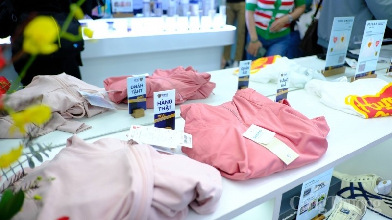 Phóng sự ảnh: Tổng cục Quản lý thị trường mở cửa Phòng trưng bày chủ đề “Hiểu hàng thật tránh hàng giả"