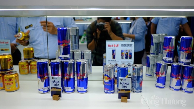 Phóng sự ảnh: Tổng cục Quản lý thị trường mở cửa Phòng trưng bày chủ đề “Hiểu hàng thật tránh hàng giả"