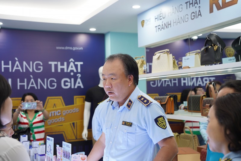 Phóng sự ảnh: Tổng cục Quản lý thị trường mở cửa Phòng trưng bày chủ đề “Hiểu hàng thật-tránh hàng giả"