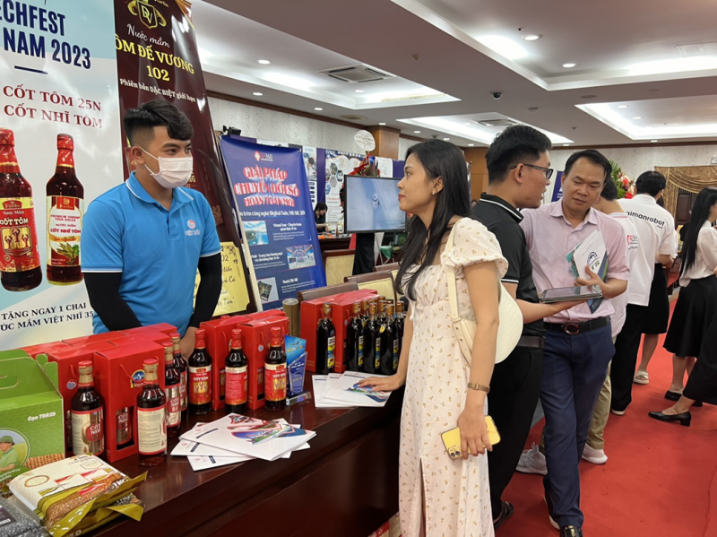 Khu trưng bày, giới thiệu sản phẩm của các doanh nghiệp KH&CN bên lề hội thảo Khu trưng bày, giới thiệu sản phẩm của các doanh nghiệp KH&CN bên lề hội thảo