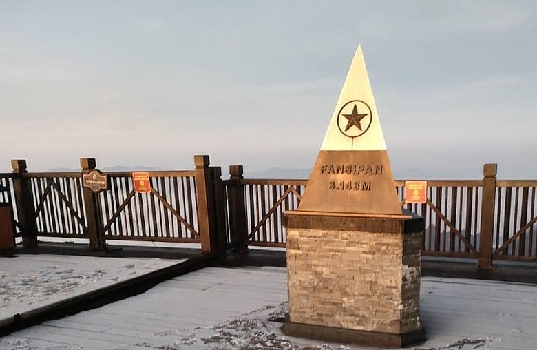Người dân có cơ hội chiêm ngưỡng băng tuyết đỉnh Fansipan lần thứ 2 Lần thứ 2 đỉnh Fansipan xuất hiện băng tuyết