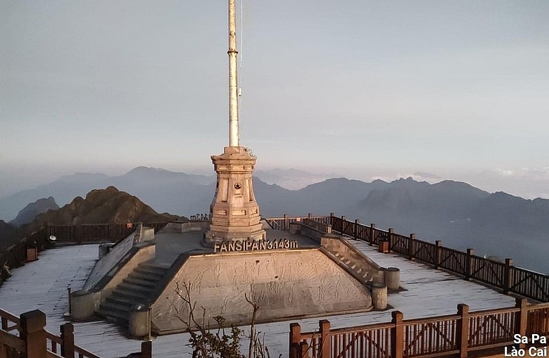 Người dân có cơ hội chiêm ngưỡng băng tuyết đỉnh Fansipan lần thứ 2 Lần thứ 2 đỉnh Fansipan xuất hiện băng tuyết