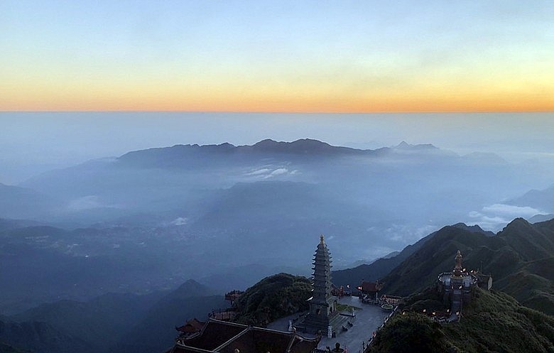 Người dân có cơ hội chiêm ngưỡng băng tuyết đỉnh Fansipan lần thứ 2 Lần thứ 2 đỉnh Fansipan xuất hiện băng tuyết