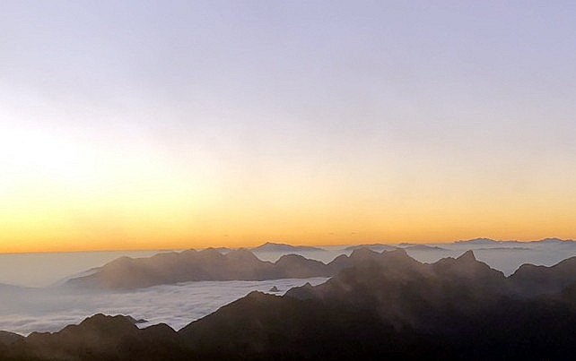 Người dân có cơ hội chiêm ngưỡng băng tuyết đỉnh Fansipan lần thứ 2 Lần thứ 2 đỉnh Fansipan xuất hiện băng tuyết