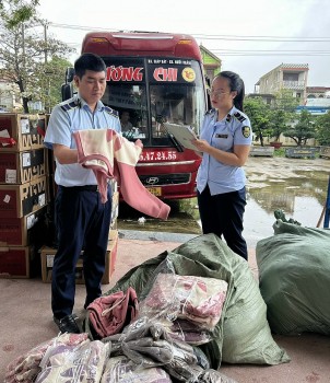 Quảng Bình: Phát hiện xe khách hoán cải vận chuyển hơn 6.000 sản phẩm không rõ nguồn gốc