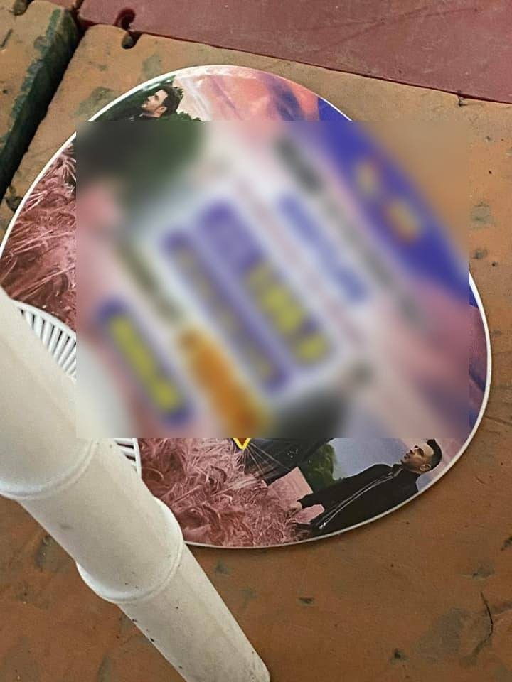 Quạt tại Concert Westlife có thông tin quảng cáo của web cá độ. Ảnh Facebook Quạt tại Concert Westlife có thông tin quảng cáo của web cá độ. Ảnh Facebook