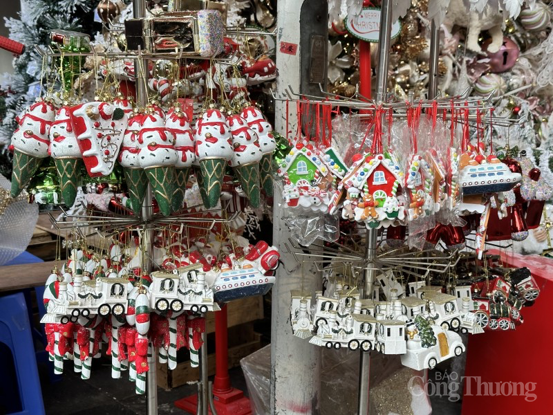 Phố Hàng Mã rực rỡ đón Giáng Sinh