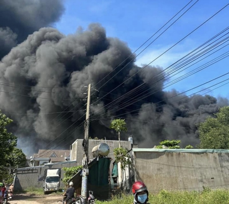 Nhà xưởng chứa nhiều mút xốp nên khói sinh ra nhiều Nhà xưởng chứa nhiều mút xốp nên khói sinh ra nhiều