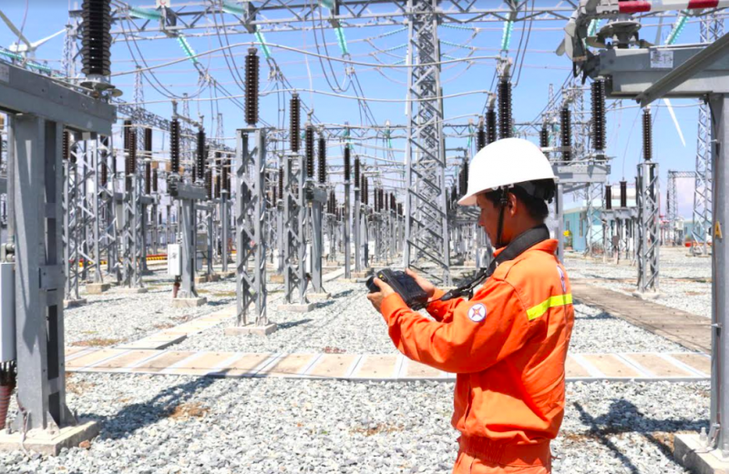 Công nhân sử dụng thiết bị để phát hiện khiếm khuyết nhiệt tại trạm biến áp Ảnh: EVNNPT Công nhân sử dụng thiết bị để phát hiện khiếm khuyết nhiệt tại trạm biến áp Ảnh: EVNNPT