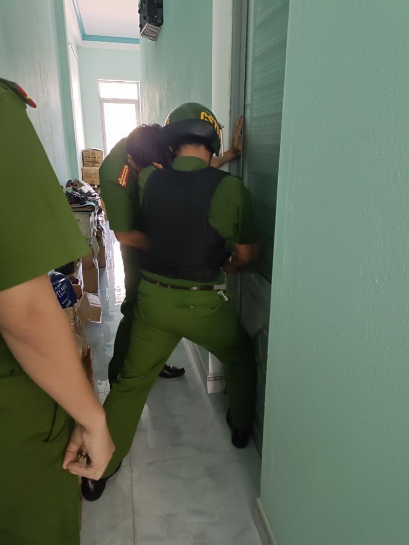 Lực lượng chức năng khống chế, bắt giữu đối tượng tại nhà dân Lực lượng chức năng khống chế, bắt giữu đối tượng tại nhà dân