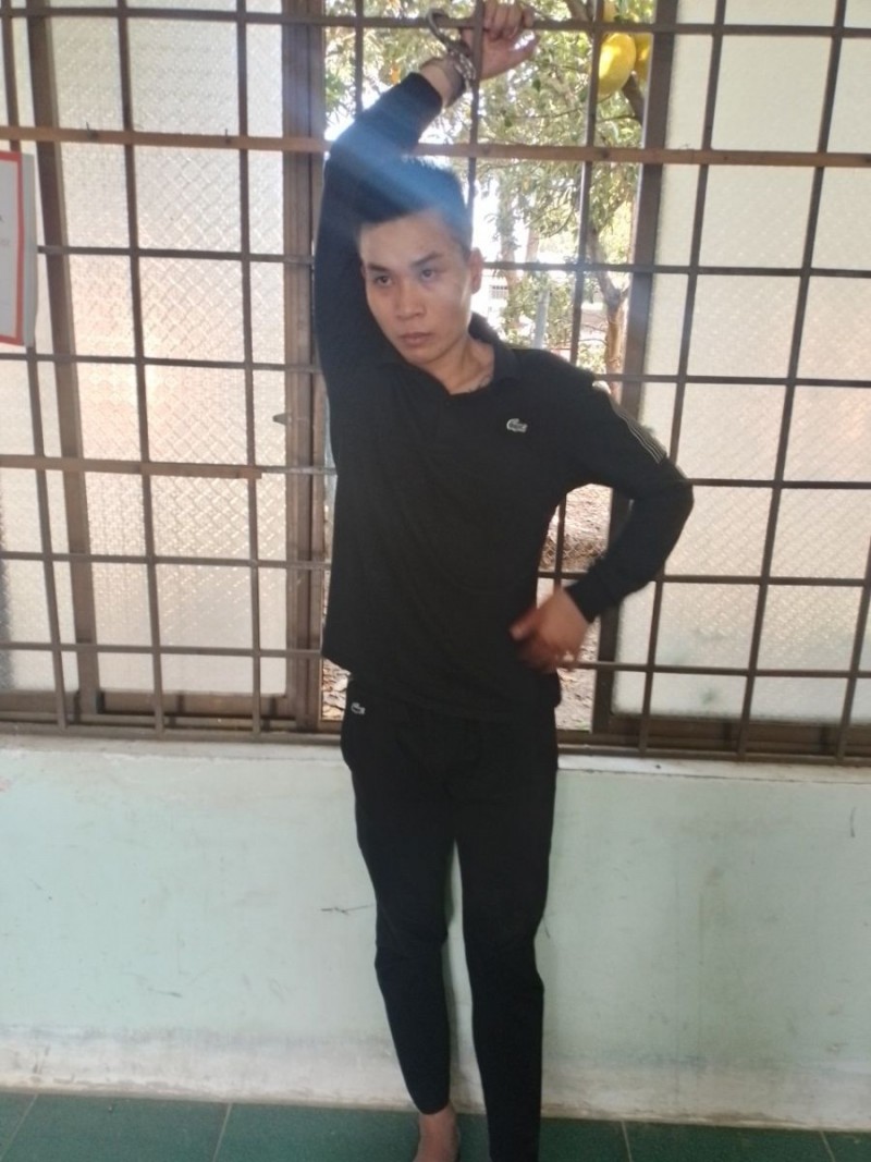 Đối tượng đang có biểu hiện “ngáo đá” tại Cơ quan Công an Đối tượng đang có biểu hiện “ngáo đá” tại Cơ quan Công an