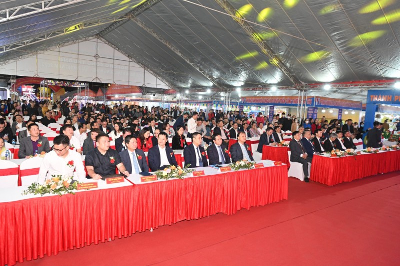 Các đại biểu và Người dân đến dự Lễ Khai mạc Hội chợ Các đại biểu và Người dân đến dự Lễ Khai mạc Hội chợ