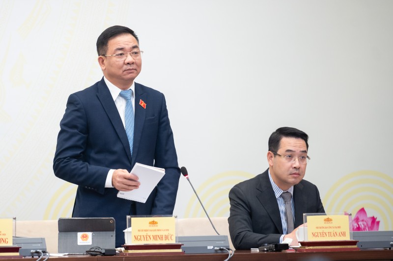 Phó Chủ nhiệm Ủy ban Quốc phòng và An ninh Nguyễn Minh Đức trao đổi với các nhà báo Phó Chủ nhiệm Ủy ban Quốc phòng và An ninh Nguyễn Minh Đức trao đổi với các nhà báo