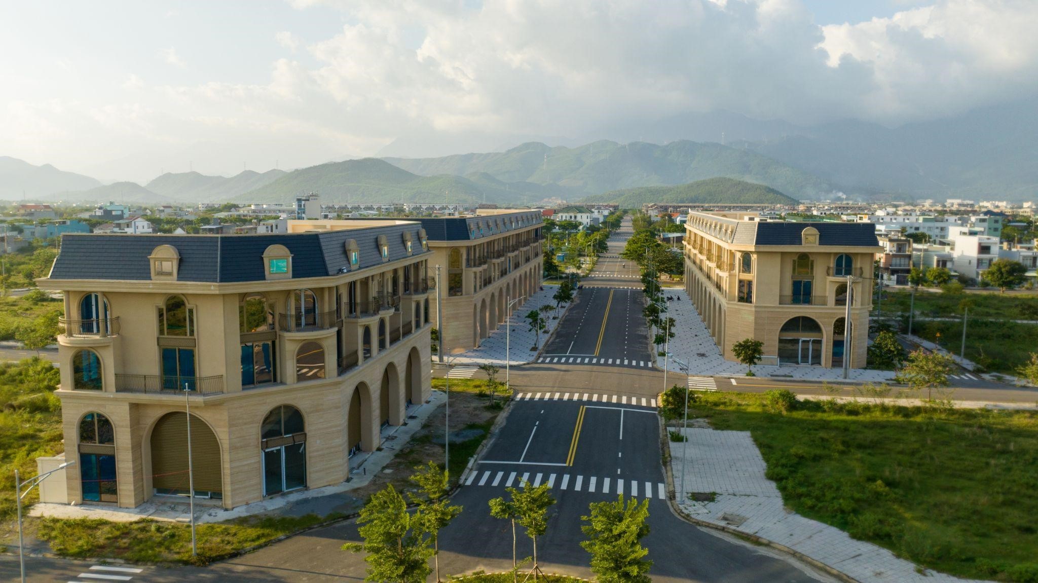 Quy tụ những giá trị tinh hoa truyền thống Việt kết hợp tinh tế với kiến trúc và tiêu chuẩn Châu Âu, dự án khu đô thị xanh Dragon City - Park đã khoác lên mình diện mạo hoàn toàn mới với loạt tiện ích cao cấp và dịch vụ khép kín. Quy tụ những giá trị tinh hoa truyền thống Việt kết hợp tinh tế với kiến trúc và tiêu chuẩn Châu Âu, dự án khu đô thị xanh Dragon City - Park đã khoác lên mình diện mạo hoàn toàn mới với loạt tiện ích cao cấp và dịch vụ khép kín.