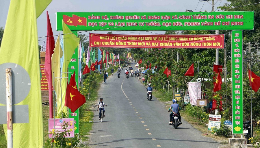 Người dân huyện Cờ Đỏ nô nức đón chào ngày huyện được công nhận đạt chuẩn Nông thôn mới Ảnh: V.C