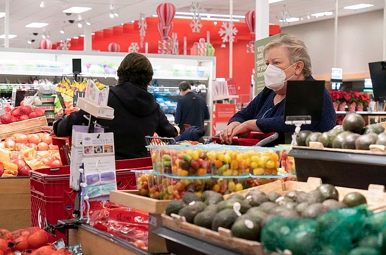 Người tiêu dùng mua sắm tại siêu thị ở California, Mỹ ngày 29/11/2023. (Ảnh: THX/TTXVN) Người tiêu dùng mua sắm tại siêu thị ở California, Mỹ ngày 29/11/2023. (Ảnh: THX/TTXVN)