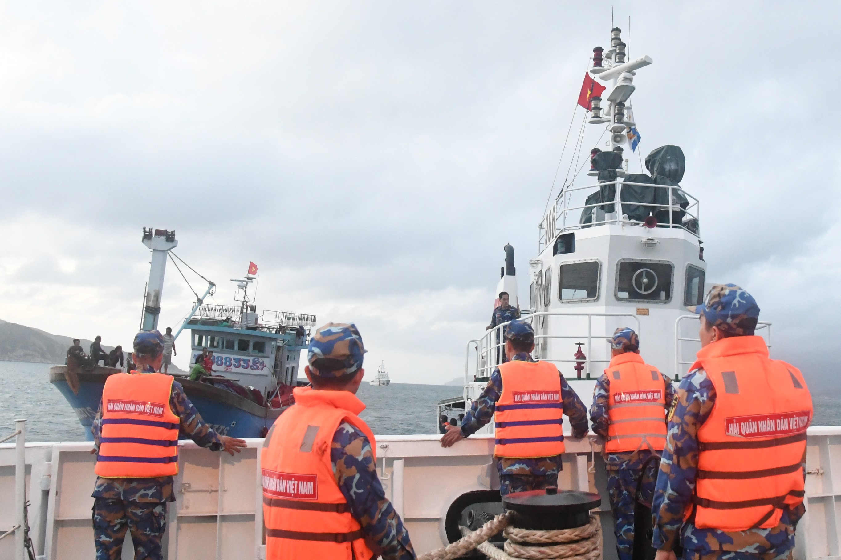 Tàu cá BĐ 98833 TS đang được lai dăt vào cảng Tàu cá BĐ 98833 TS đang được lai dăt vào cảng