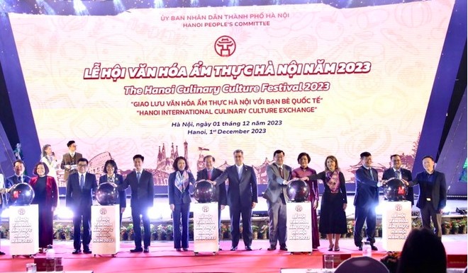 Thưởng thức nhiều món ngon tại Lễ hội Văn hóa Ẩm thực Hà Nội năm 2023 Thưởng thức nhiều món ngon tại Lễ hội Văn hóa Ẩm thực Hà Nội năm 2023