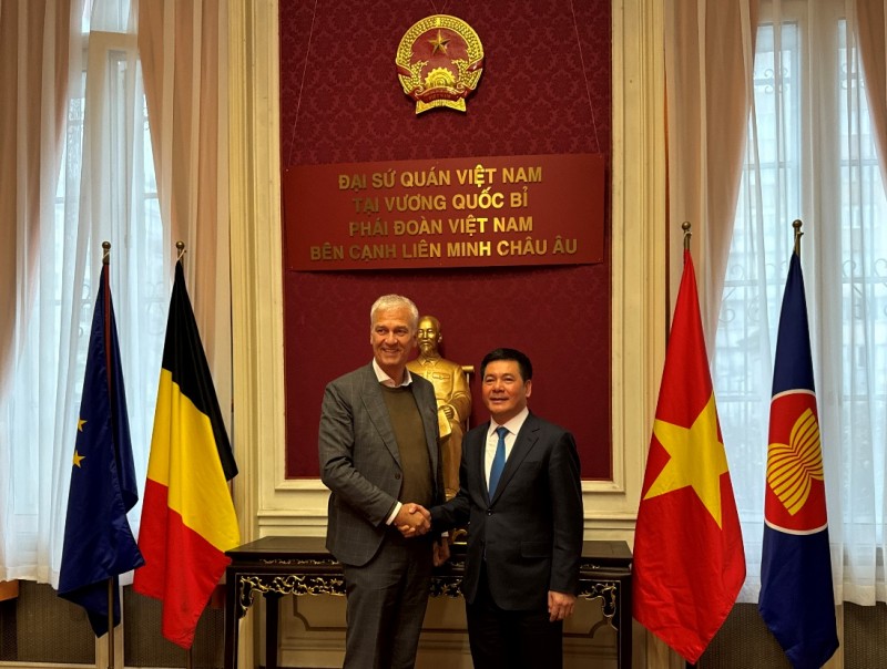 Trong khuôn khổ chương trình làm việc của đoàn công tác Bộ Công Thương tham dự phiên họp Ủy ban thực thi Hiệp định EVFTA, Bộ trưởng Nguyễn Hồng Diên đã có buổi tiếp và làm việc với ông Andries Gryffroy, Phó Chủ tịch thứ nhất Thượng viện Bỉ, Chủ tịch Liên minh Bỉ Việt (BVA)