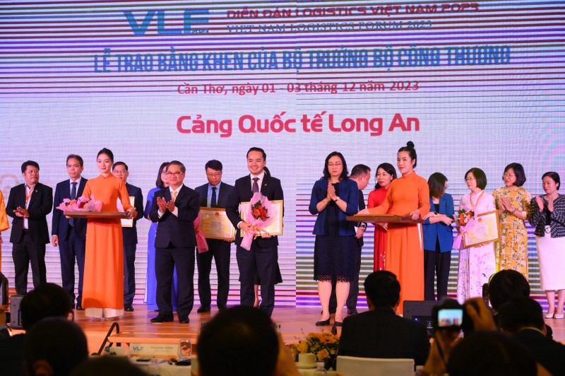 Cảng Quốc tế Long An nhận bằng khen của Bộ Công Thương Cảng Quốc tế Long An nhận bằng khen của Bộ Công Thương
