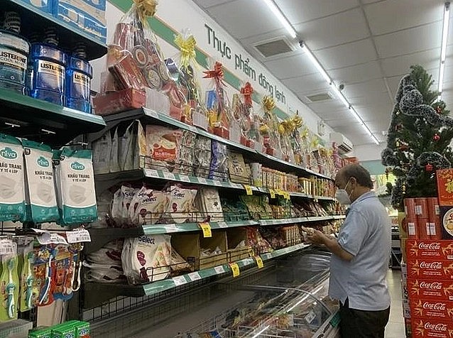 Khách mua hàng bình ổn tại siêu thị Co.op Food, quận Phú Nhuận. (Ảnh: Hồng Đạt/TTXVN)