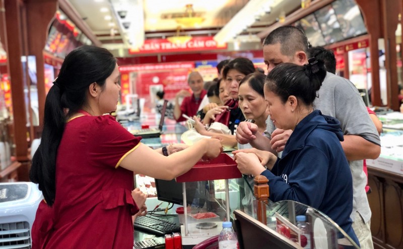 Vay tiền để mua vàng đầu cơ, nhiều người lo mất ăn mất ngủ Vay tiền để mua vàng đầu cơ, nhiều người lo mất ăn mất ngủ