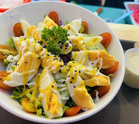 Có thể ăn một quả trứng mỗi ngày để hấp thu nguồn protein an toàn, nên luộc và kết hợp thực phẩm ít purine như sữa, trái cây, bánh mì Có thể ăn một quả trứng mỗi ngày để hấp thu nguồn protein an toàn, nên luộc và kết hợp thực phẩm ít purine như sữa, trái cây, bánh mì