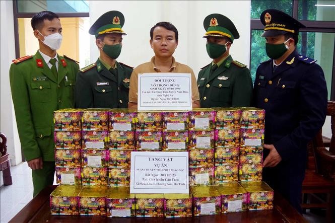 Hà Tĩnh: Bắt đối tượng vận chuyển trái phép 60kg pháo hoa nổ qua biên giới Hà Tĩnh: Bắt đối tượng vận chuyển trái phép 60kg pháo hoa nổ qua biên giới