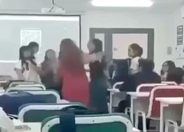 Nữ sinh viên đòi đuổi giảng viên ra khỏi lớp và chuyện xây dựng văn hóa ứng xử với bạn bè, thầy cô Nữ sinh viên đòi đuổi giảng viên ra khỏi lớp và chuyện xây dựng văn hóa ứng xử với bạn bè, thầy cô