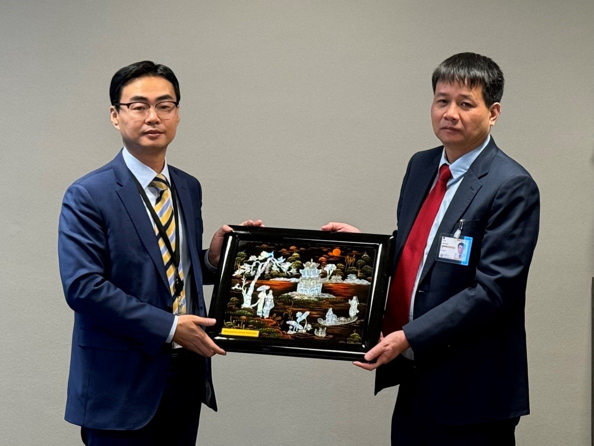 Đoàn làm việc và tặng quà lưu niệm với đại diện Ban Thư ký OPCW. Đoàn làm việc và tặng quà lưu niệm với đại diện Ban Thư ký OPCW.