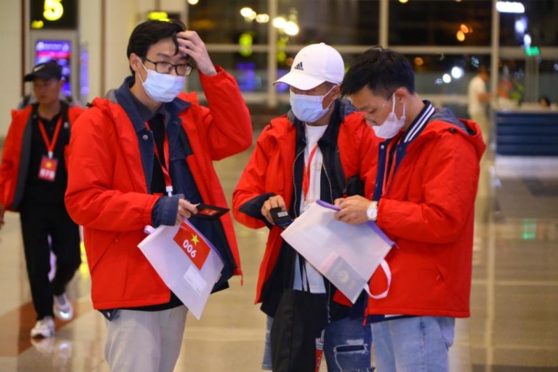 Bộ Ngoại giao khuyến cáo công dân Việt Nam thận trọng trước những lời mời chào ra nước ngoài làm “việc nhẹ lương cao”, tránh bị vướng vào những rắc rối... Bộ Ngoại giao khuyến cáo công dân Việt Nam thận trọng trước những lời mời chào ra nước ngoài làm “việc nhẹ lương cao”, tránh bị vướng vào những rắc rối...