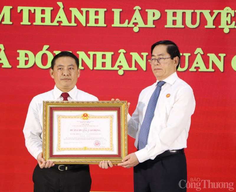 Ông Phạm Viết Thanh, Bí thư Tỉnh ủy trao tặng Huân chương Lao động hạng Nhì của Chủ tịch nước cho huyện Long Điền Ông Phạm Viết Thanh, Bí thư Tỉnh ủy trao tặng Huân chương Lao động hạng Nhì của Chủ tịch nước cho huyện Long Điền