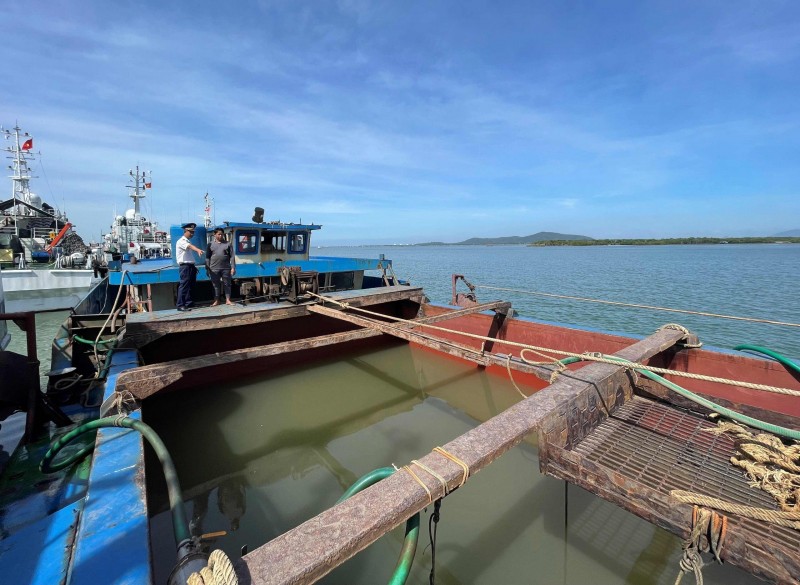 Bà Rịa – Vũng Tàu: Bắt quả tang tàu hút cát trái phép trên biển Bà Rịa – Vũng Tàu: Bắt quả tang tàu hút cát trái phép trên biển